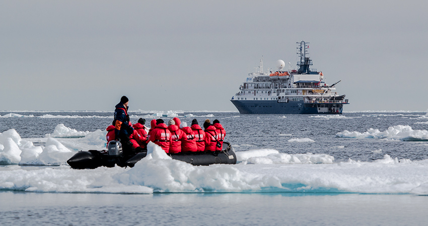 Antarctic cruise operators plan their traffic