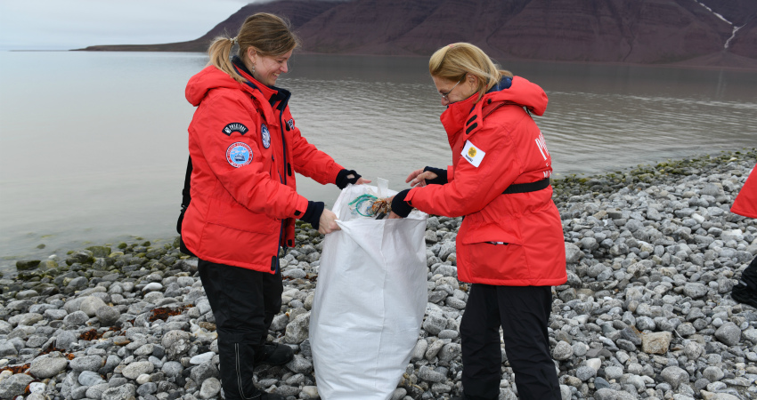 Passengers collecting trash in Svalbard