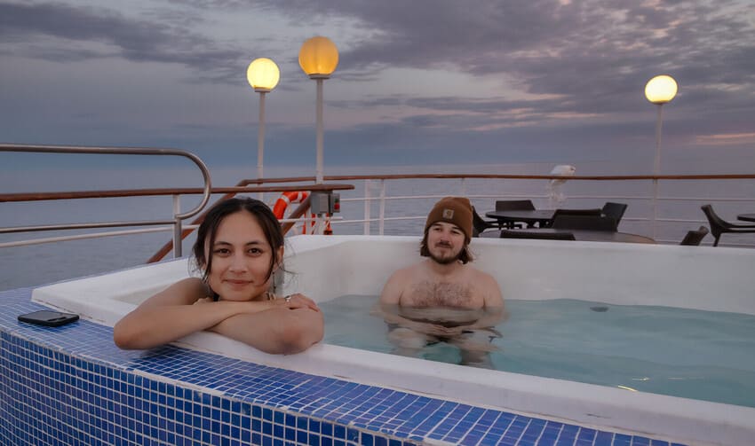 What is the difference between a polar day and a polar night? What is the difference between a polar day and a polar night?